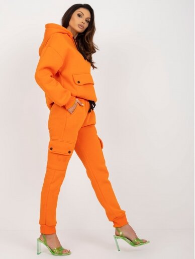 Oranžinės spalvos sportinis kostiumas MOD2260